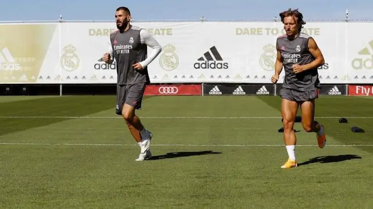 Karim Benzema (i), durante un entrenamiento con el Real Madrid. EFE