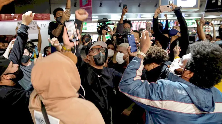 Cientos de personas protestan hoy en un supermercado Carrefour en el barrio de Barra da Tijuca, en Río de Janeiro (Brasil). EFE
