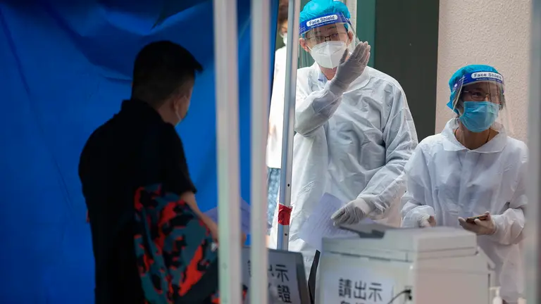 Personal de salud atiende a pacientes COVID en China. EFE