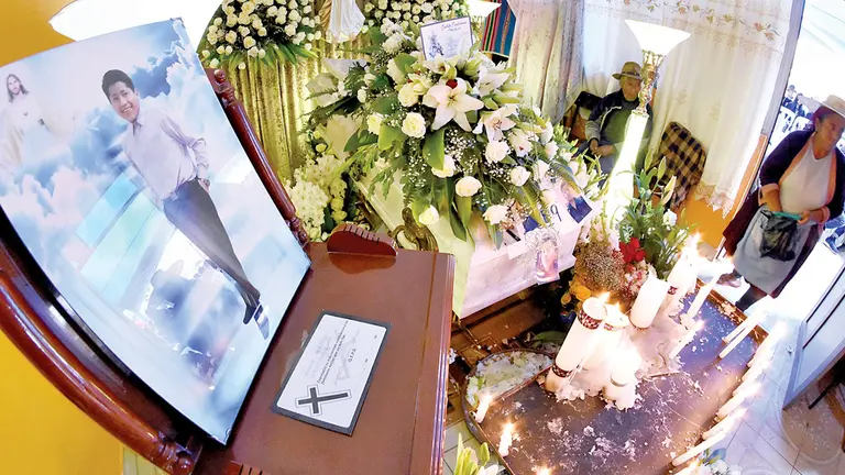 Familiares y vecinos velan los restos de Limber Guzmán en su domicilio particular en Alto Cochabamba, el 7 de noviembre de 2019. Dico Solís ARCHIVO