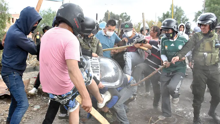 Grupos de personas se enfrentan en cercanías del río Huayculi, el 6 de noviembre de 2019. DICO SOLÍS