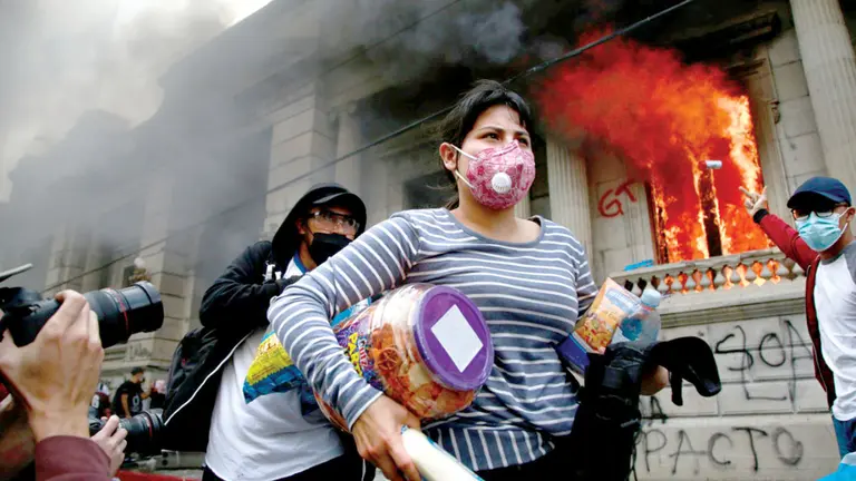 Los manifestantes queman el Congreso en Guatemala. EFE