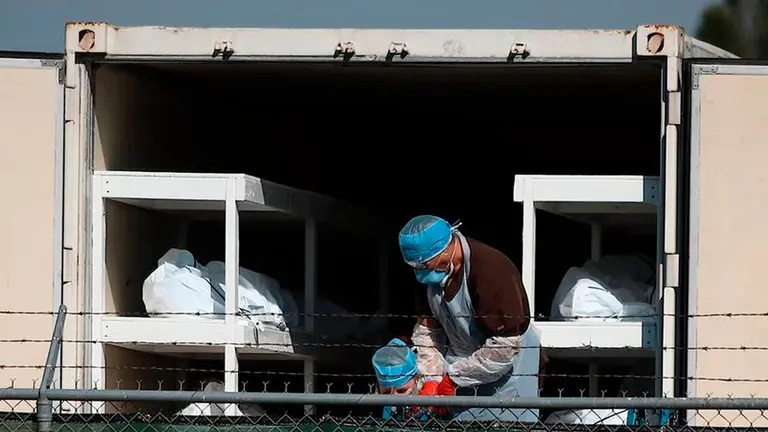 600 muertos por la pandemia permanecen en congeladores. EFE
