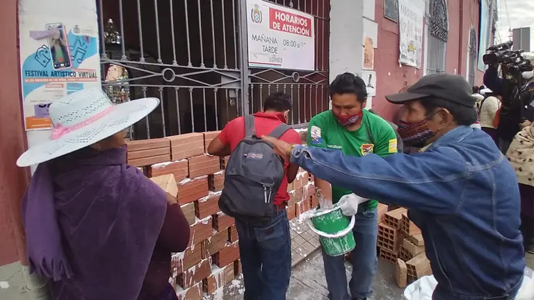 Padres de familia tapian las entradas de recaudaciones. Dico Sol&iacute;s