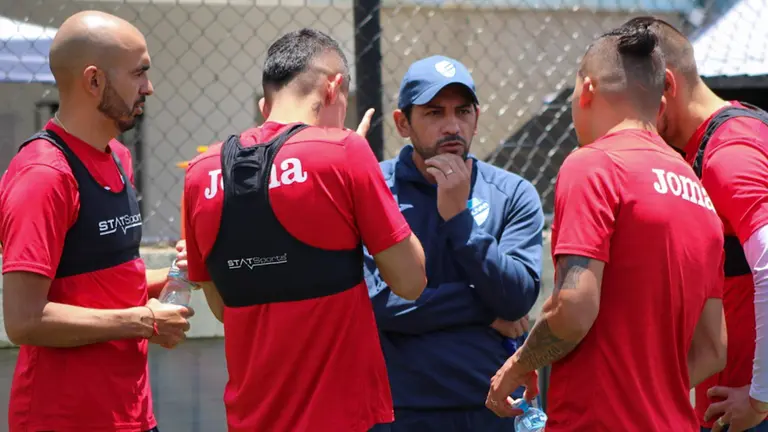 Wálter Flores (c), técnico de Bolívar conversa con los jugadores antes de las prácticas. APG