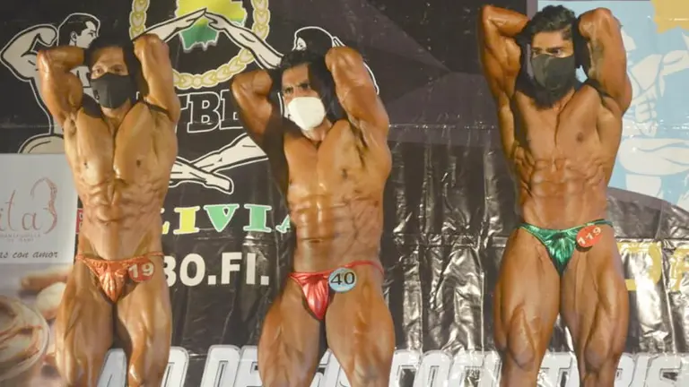 Josué Hurtado (d) durante la competencia. IFFB-bolivia