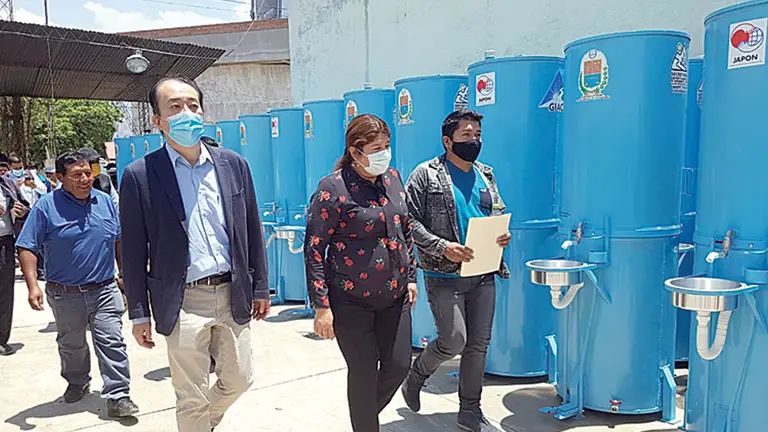 Autoridades departamentales verifican los lavamanos portátiles. CortesÍa Gobernación