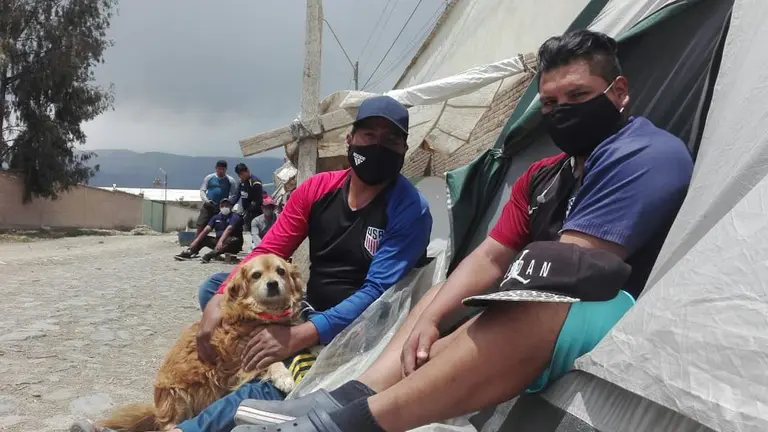 Un grupo de extrabajadores de Sendtex vive en carpas en una calle de Colcapirhua.  (Jorge Fern&aacute;ndez)