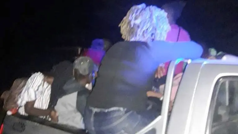Una imagen de los haitianos hallados en Santa Cruz. Clave 300