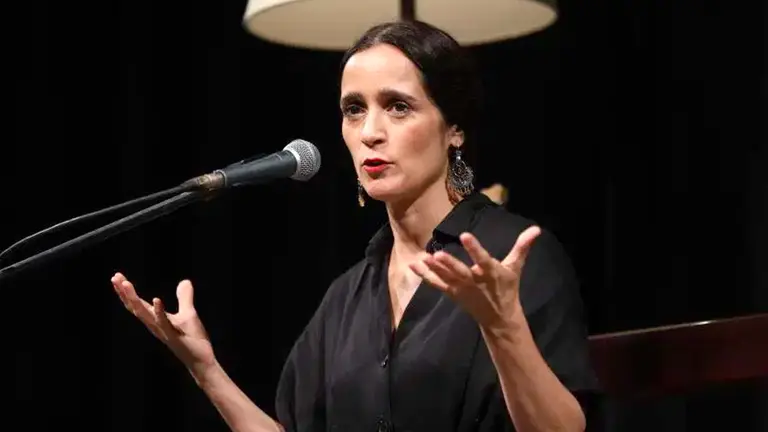 La cantante mexicana Julieta Venegas ofrece una rueda de prensa en Ciudad de México (México). EFE