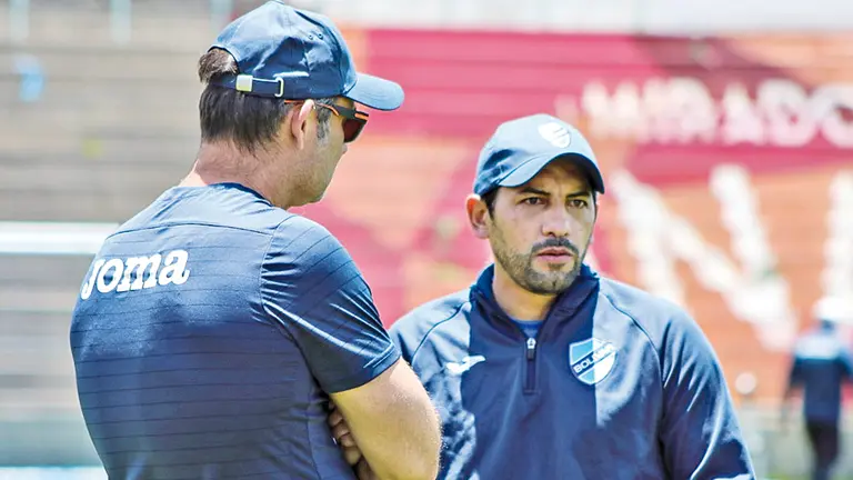 Wálter Flores (d), director técnico de Bolívar. APG