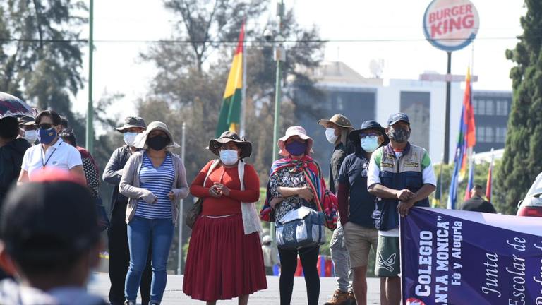 Padres de familia de la Red-26 bloquean el puente Cala Cala exigiendo la dotaci&oacute;n de canastas escolares. DICO SOL&Iacute;S