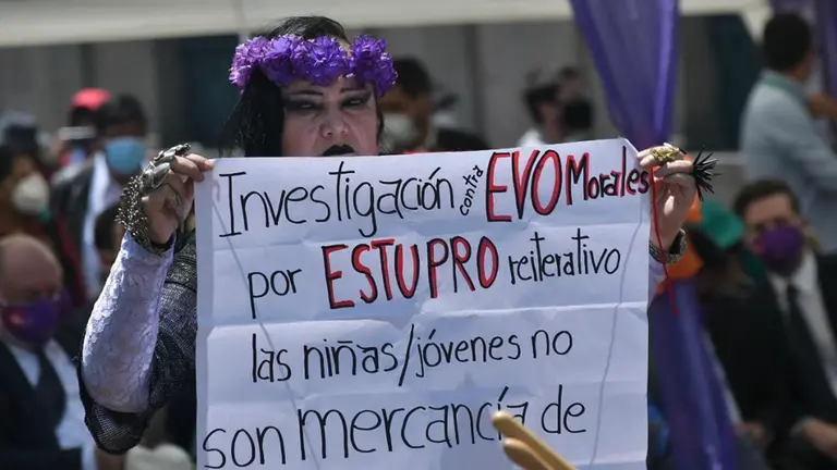 La activista Maria Galindo protesta en inmediaciones de la plaza Murillo y exige una investigacion contra Evo morales por estupro. APG