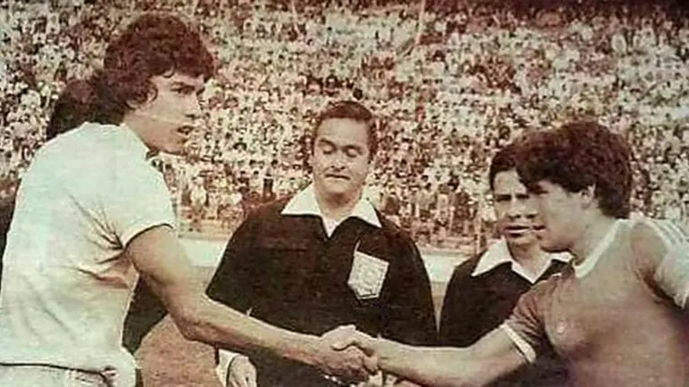 Carlos Aragones dando la mano a Diego Maradona en el estadio Hernando Siles. Urgente.bo