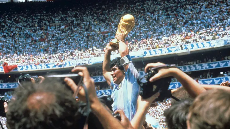 El futbolista Diego Armando Maradona, levantando la copa en M&eacute;xico 86. EFE