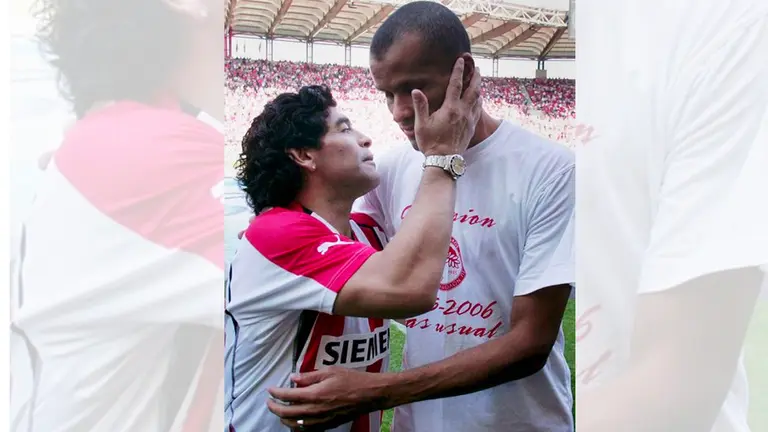 Imagen de archivo del ex futbolista argentino Diego Armando Maradona (i) saluda al delantero brasileño Rivaldo. EFE-Archivo