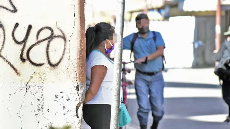 Una trabajadora sexual ofrece sus servicios en una c&eacute;ntrica calle de Cochabamba. DICO SOL&Iacute;S