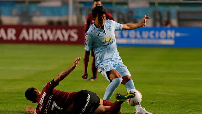 Roberto Fernández (d) de Bolívar disputa el balón con Lautaro Acosta de Lanús hoy, en un partido de los octavos de final de la Copa Sudamericana entre Bolívar y Lanus. EFE