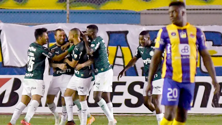 Jugadores de Palmeiras celebran hoy tras anotar contra Delfín durante un partido por los octavos de final de la Copa Libertadores 2020, en el estadio Jocay de Manta (Ecuador). EFE