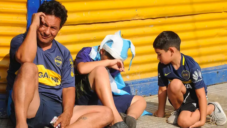 Simpatizantes de Maradona se concentran en el estadio La Bombonera en el barrio de la Boca en Buenos Aires. EFE