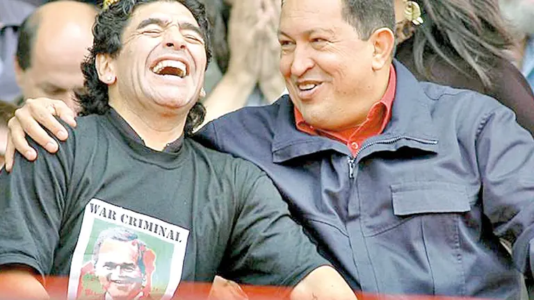 Maradona con el exmandatario Hugo Chávez. TELESUR