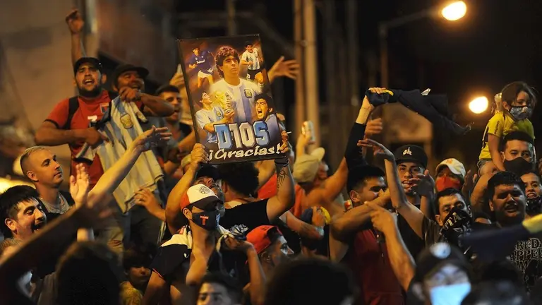 Seguidores del exfutbolista Maradona se manifiestan en la puerta de la morgue judicial, en la localidad de San Fernando provincia de Buenos Aires (Argentina). EFE