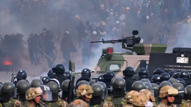 Cocaleros y uniformados en los conflictos suscitados en el puente de Huayllani, la tarde del 15 de noviembre de 2019. Dico Solís 
