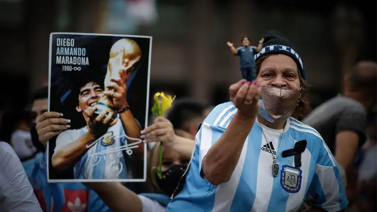Personas recordando y conmemorando los logros de Diego Maradona. EFE