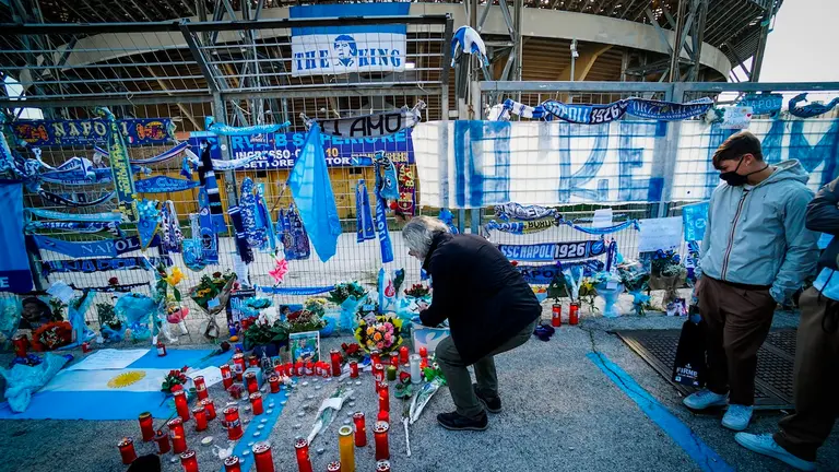 Una imagen de los homenajes póstumos a Diego Maradona en el estadio San Paolo de Nápoles. EFE