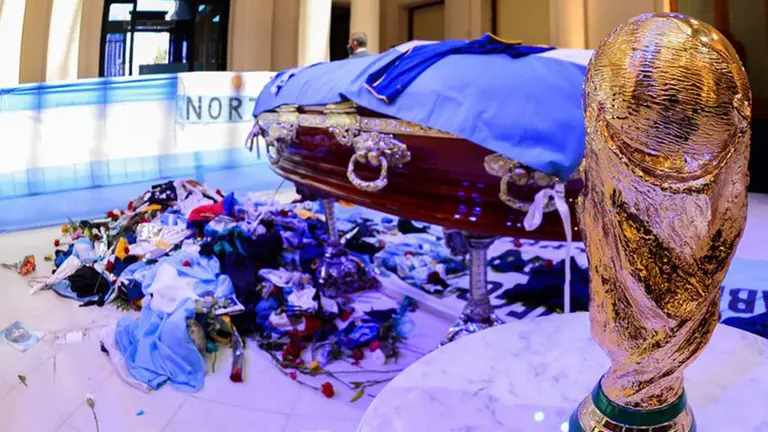 Las ofrendas en el f&eacute;retro de Maradona. Presidencia de la Argentina
