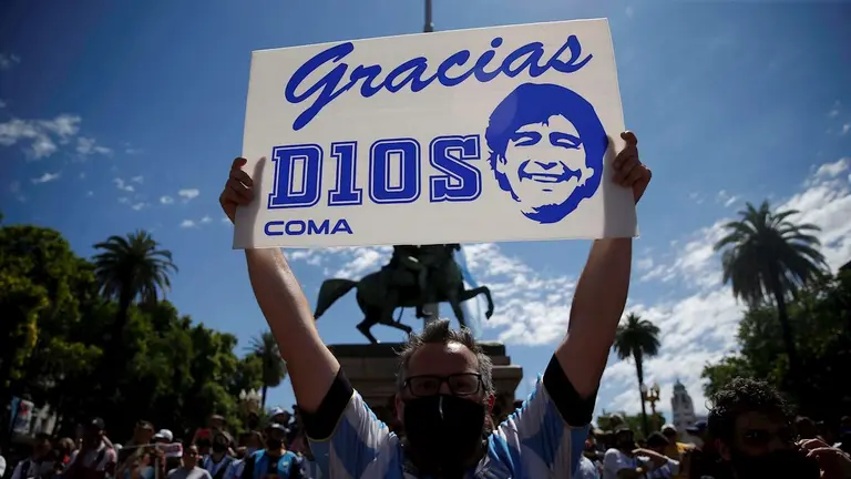 Un argentino agradece a Diego Armando Maradona a su paso del cortejo f&uacute;nebre. EFE