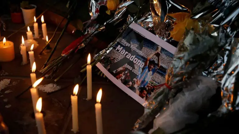 Aficionados de Maradona crean un 'altar' en su honor afuera de La Bombonera. La Naci&oacute;n