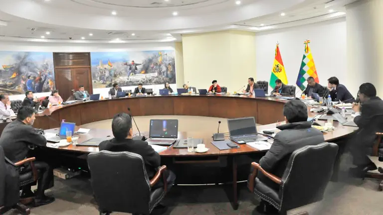 El presidente Luis Arce en una reuni&oacute;n de gabinete. ABI