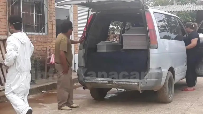 El padre de Génesis B.E. llora frente a los ataúdes de su hija y su nieta en Yapacaní. Info-Yapacaní