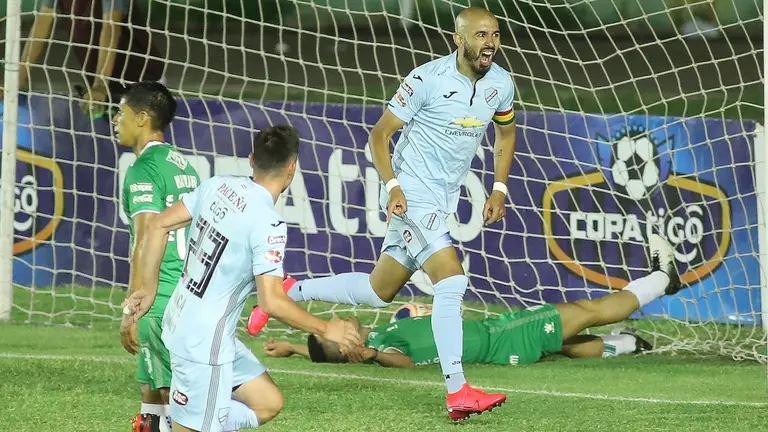 El conjunto bolivarista, puntero del torneo Apertura. APG