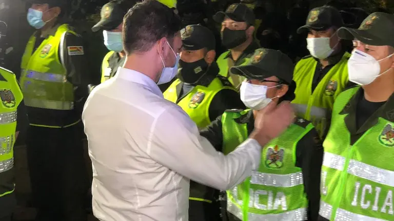 El ministro de Gobierno se acerca a polic&iacute;as antes de iniciar operativos en Santa Cruz. ABI