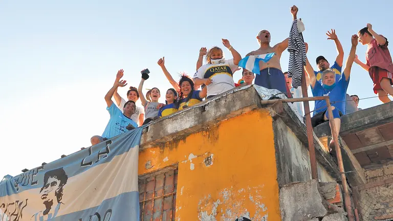 Argentinos ovacionan a Maradona. EFE