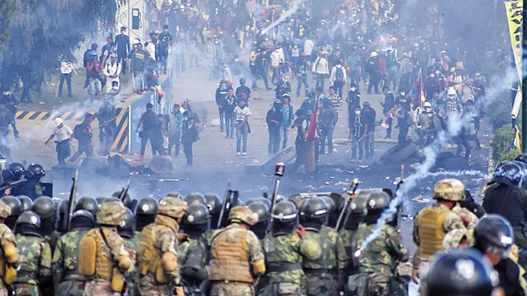 Cocaleros y uniformados en los conflictos suscitados en el puente de Huayllani, la tarde del 15 de noviembre de 2019. Dico Solís 