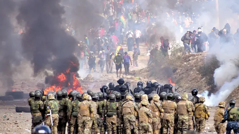 Uniformados en el puente de Huayllani el 15 de noviembre de 2019, cuando se reportaron muertes de cocaleros. DICO SOL&Iacute;S
