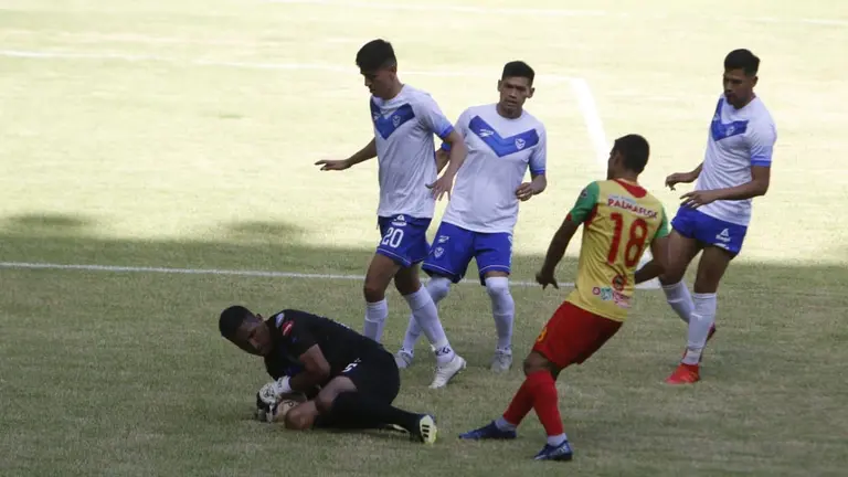 Incidencias del partido entre San José y Palmaflor en Villa Tunari.