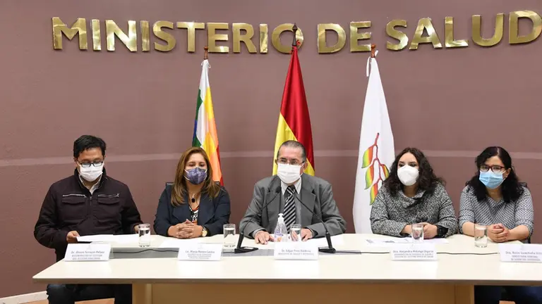 El equipo de Ministerio de Salud explica el contenido del decreto. ABI