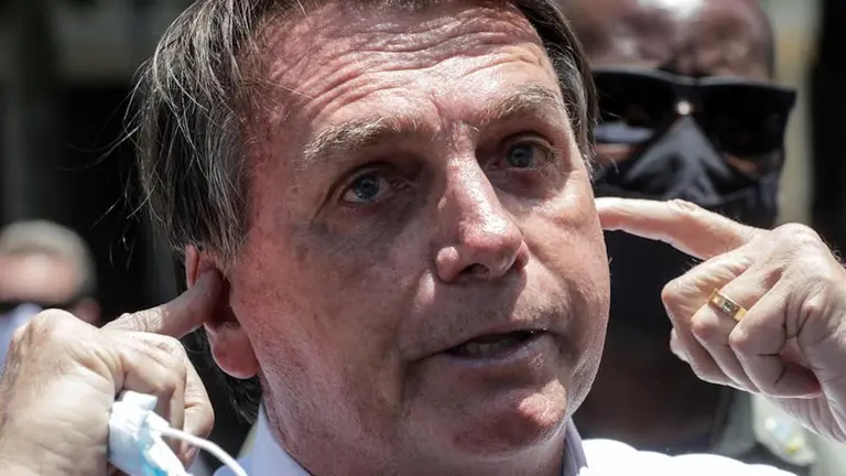 El presidente de Brasil, Jair Bolsonaro, habla con los periodistas tras votar en la segunda vuelta de las municipales hoy, en R&iacute;o de Janeiro (Brasil). EFE