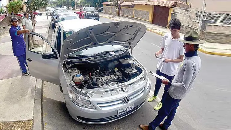 Personas que realizan la inspección técnica vehicular. ARCHIVO