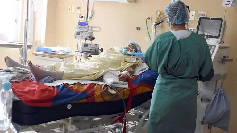 Personal del Hospital Viedma atiende a un paciente con COVID-19. Archivo DICO SOLÍS