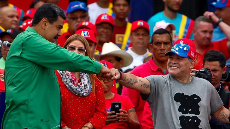 El presidente de Venezuela, Nicolas Maduro con el astro del f&uacute;tbol reci&eacute;n fallecido, Diego Maradona. EFE