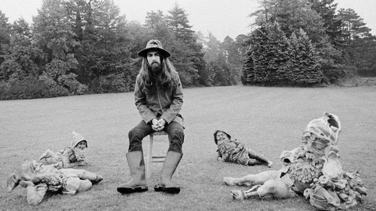 George Harrison en la portada de "All Things Must Pass". Cosmic Magazine
