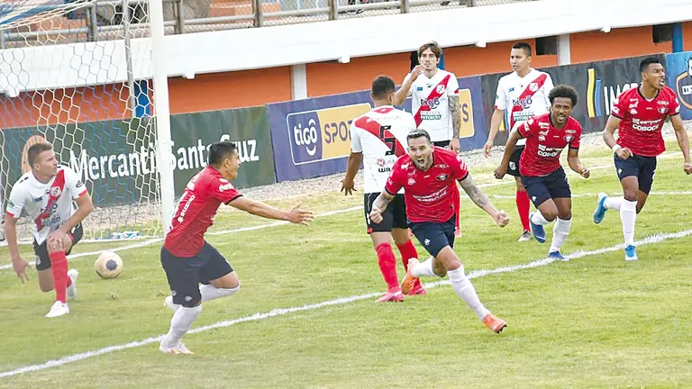 Alejandro Meleán celebra el gol del triunfo frente a Nacional Potosí, en Sacaba. NOÉ PORTUGAL