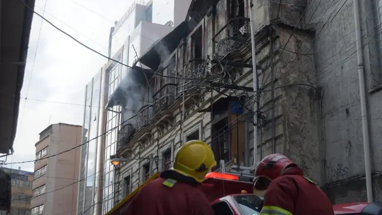 Efectivos de la unidad de bomberos observan el incendio en un edificio en La Paz.
