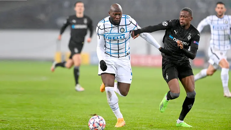 Lukaku en acción contra Denis Zakaria de Moenchengladbach durante el partido del grupo B de la Liga de Campeones de la UEFA entre Borussia Moenchengladbach e Inter de Milán. EFE
