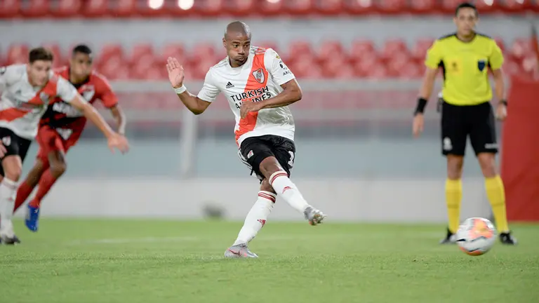 El jugador Nicolás de la Cruz de River Plate, cuando remat&oacute; el penal para anotar el gol del triunfo contra Atlético Paranaense. EFE